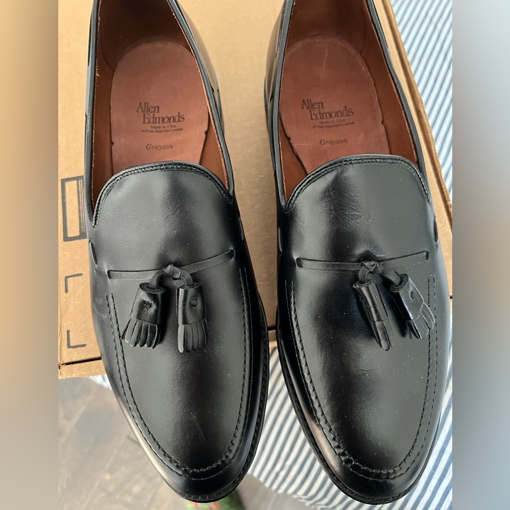 ALLEN EDMONDS GRAYSON TASSEL LOAFERS
SIZE 10.5 3E
USA made
Fine imported leather